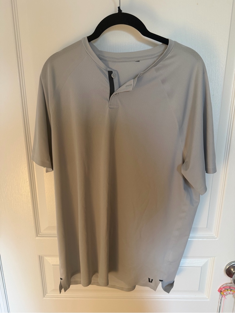 Vuori Men's Short-Sleeve Henley Tennis Performance Shirt - Light Gray / Medium
